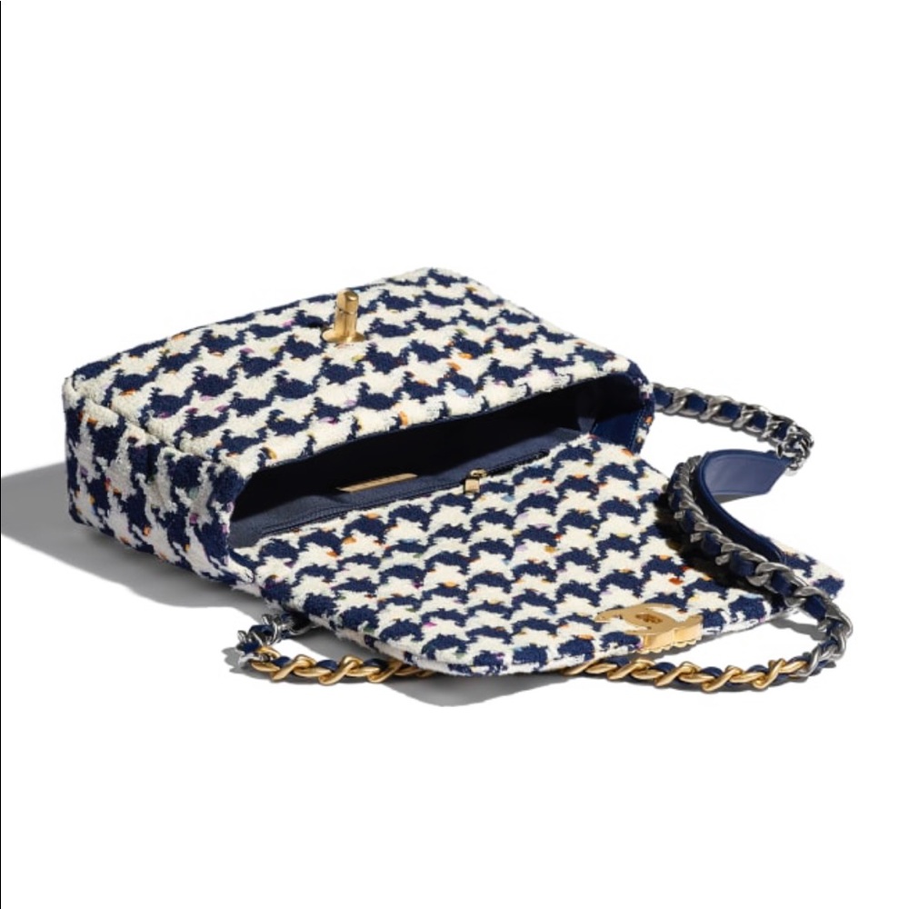 Sold! Chanel 2021 houndstooth 19 bag - Picture 3 of 11